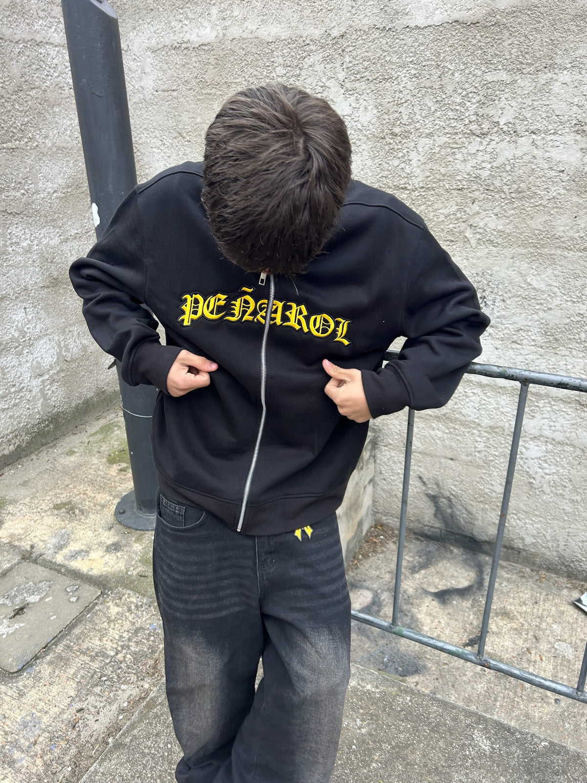 CAMPERA CUELLO ALTO PECHO BORDADO