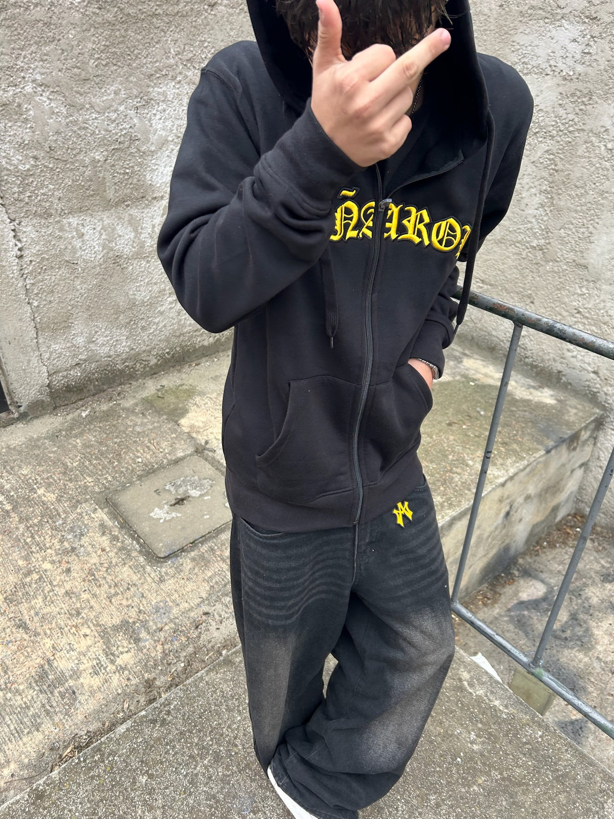 Campera Manyaz Pecho Bordado