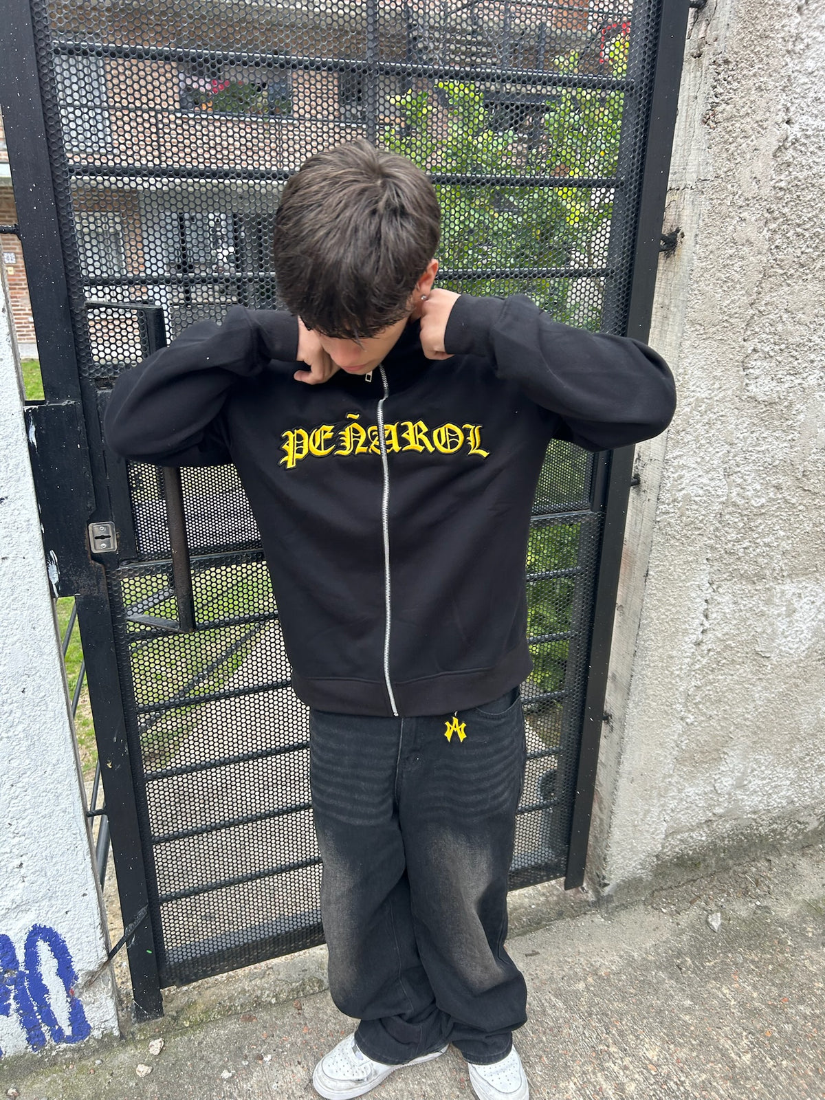 CAMPERA CUELLO ALTO PECHO BORDADO