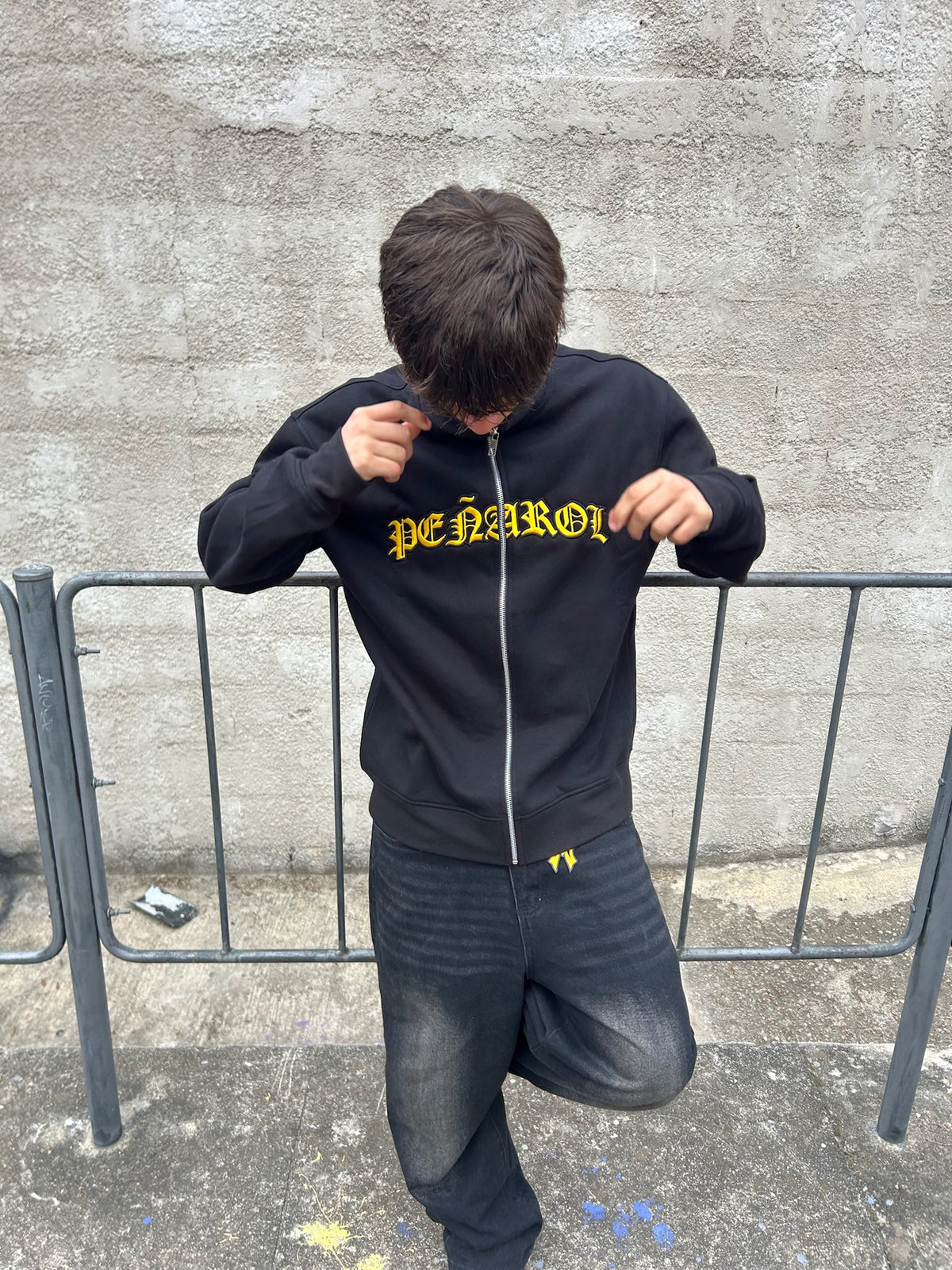 CAMPERA CUELLO ALTO PECHO BORDADO