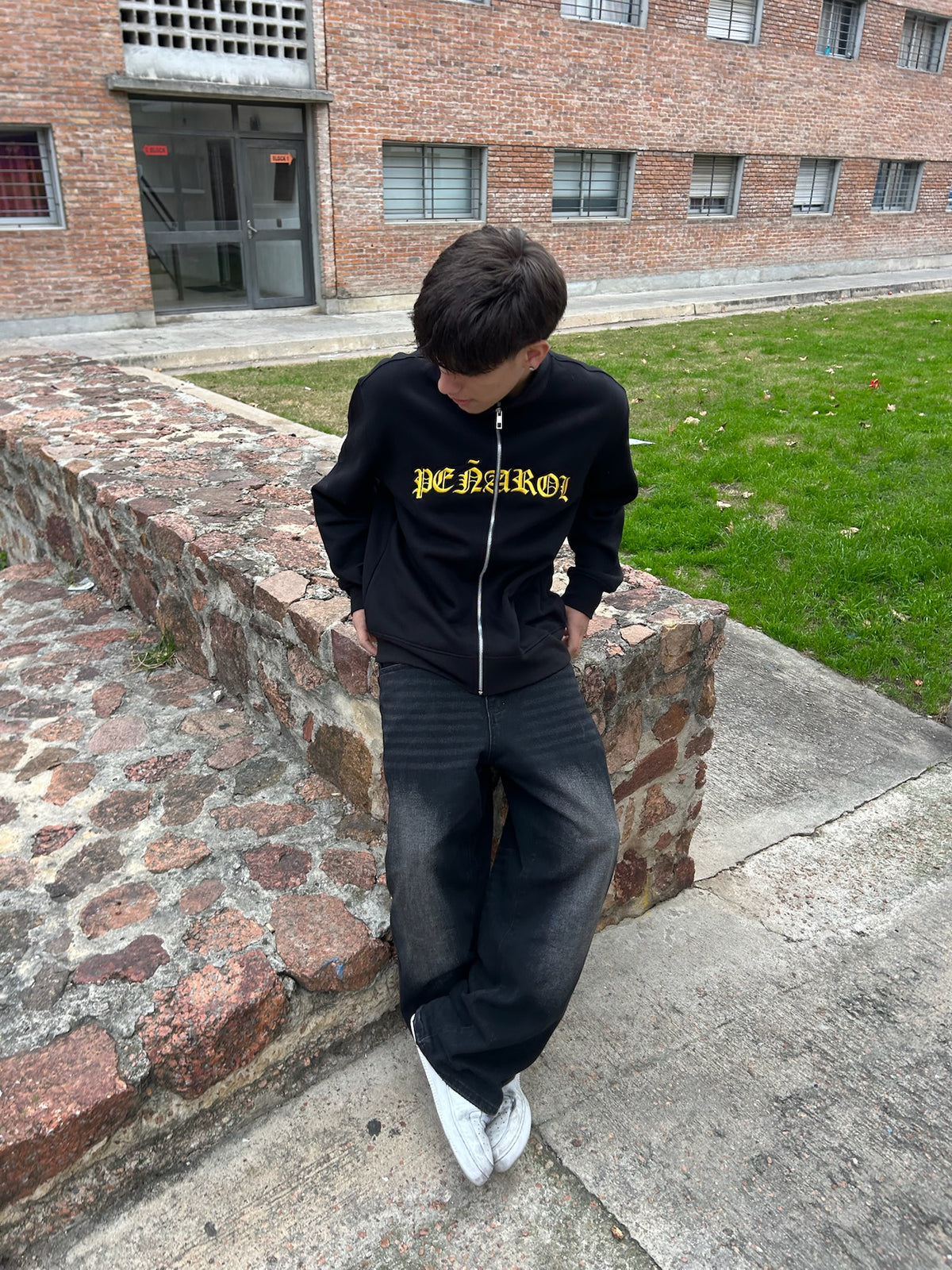 CAMPERA CUELLO ALTO PECHO BORDADO