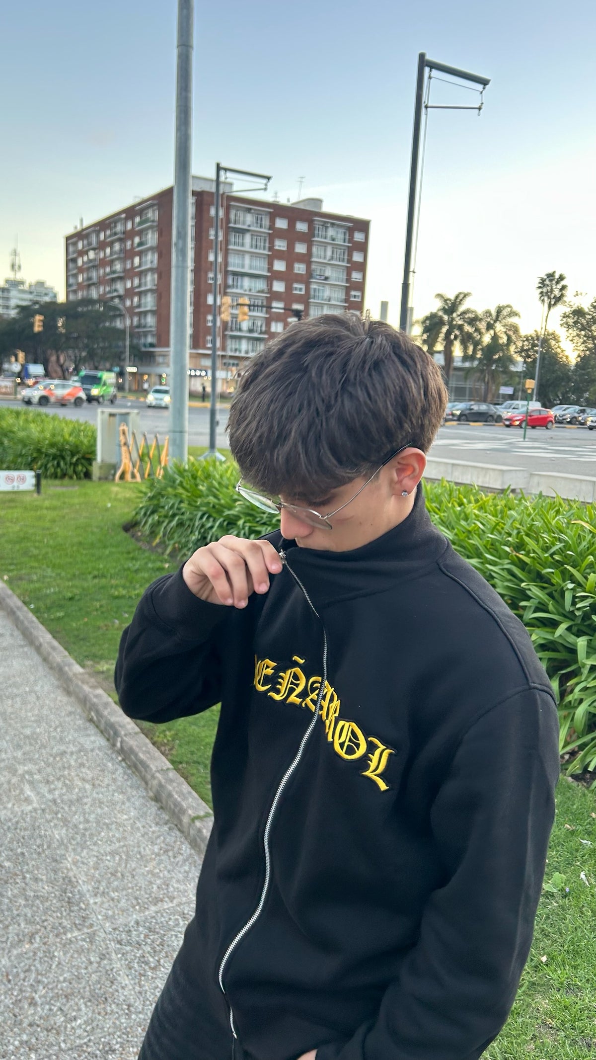 CAMPERA CUELLO ALTO PECHO BORDADO